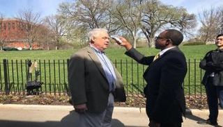 البيت الأبيض يجري فحص درجة حرارة للصحفيين