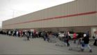 "فزع كورونا".. حمى الشراء والتخزين تجتاح المتاجر الأمريكية