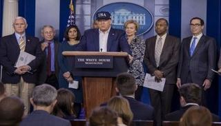 الرئيس الأمريكي دونالد ترامب يتحدث داخل البيت الأبيض في واشنطن - أ.ف.ب