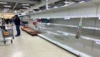 متاجر بريطانيا تتوسل للمتسوقين: توقفوا عن التخزين