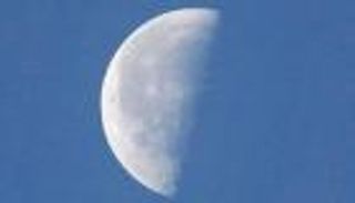 فرصة مثالية لرصد تضاريسه.. القمر في "التربيع الأخير"