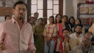 لقطة من الفيلم للأب عرفان خان