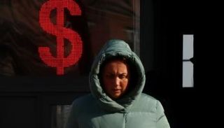 لافتة للدولار أمام مكتب صرافة في موسكو - رويترز