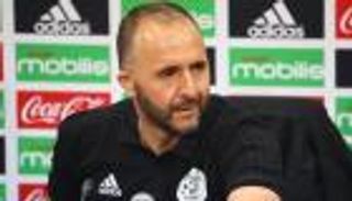 مدرب الجزائر يشارك في حملات مواجهة كورونا