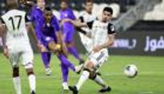 العين الإماراتي يحتج على حكم مباراته أمام الجزيرة