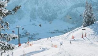 إحدى مناطق التزلج في فرنسا - أرشيفية