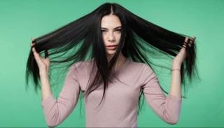 أفضل الفيتامينات للشعر ومصادرها الطبيعية