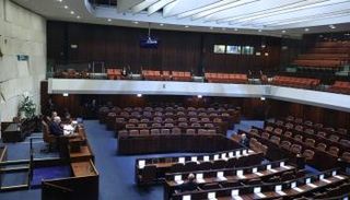 نتنياهو وجانتس خلال مراسم أداء القسم