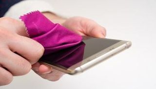 يجب تنظيف الهاتف الذكي بصورة منتظمة