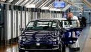 تداعيات كورونا.. أكبر مجموعة سيارات أوروبية تعلق الإنتاج