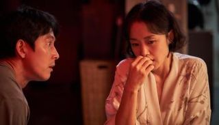 مشهد من الفيلم الكوري Beasts Clawing at Straws