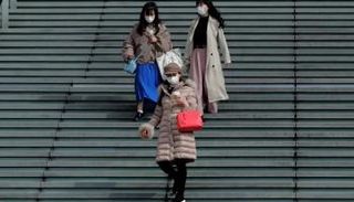 سيدات ترتدين أقنعة في اليابان وسط مخاوف من كورونا