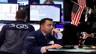 متعامل يتابع شاشة التداول في البورصة الأمريكية