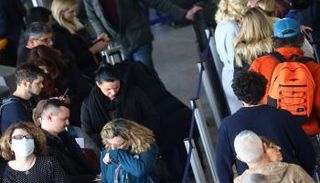 أوروبيون يرتدون كمامات للوقاية من كورونا