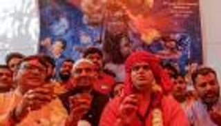 بول البقر لعلاج كورونا.. طقوس هندوسية لمحاربة الفيروس