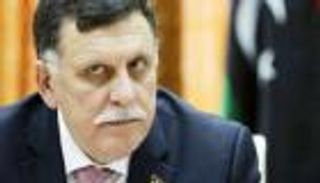 تجاهل ليبيين.. السراج يجلي عائلته بطائرة خاصة جراء كورونا