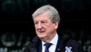 السلطات البريطانية تحرم كريستال بالاس من مدربه