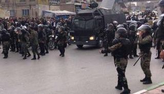 عناصر أمنية إيرانية تفرق محتجين - أرشيفية