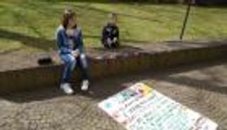 كورونا يحرم 3 أحفاد من الاحتفال بعيد ميلاد جدهم.. اكتفوا بسجادة