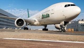 إحدى طائرات الخطوط الجوية الإيطالية " أليتاليا"