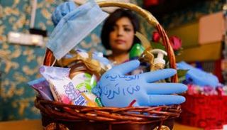 مطهرات وكمامات إلى جانب الورود في سلة الهدايا المبتكرة