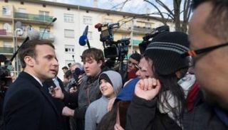 ماكرون في إحدى الزيارات الميدانية - أرشيفية