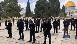 المصلون بالمسجد الأقصى حرصوا على ترك مسافة بينهم خشية كورونا