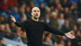 جوارديولا يتابع تدريبات لاعبي السيتي عبر "واتساب"