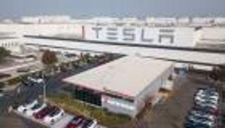 كورونا يعصف بـ75% من عمال مصنع تسلا في كاليفورنيا