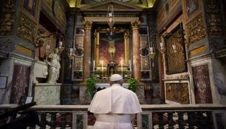 البابا فرنسيس خلال أدائه الصلاة بالفاتيكان