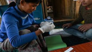 هتان بي تأخذ عينة دم من مريض