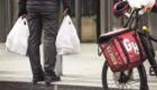 عمال التوصيل يتحدون كورونا.. الحاجة أقوى من الخوف