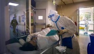 طبيب يعالج مريضة بكورونا في مستشفى بالصين