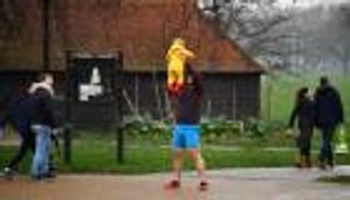 بريطاني يبتكر طريقة للتكيف مع الحياة في زمن كورونا