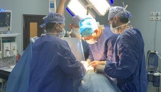 أطباء مصريون أثناء إجراء عملية جراحية - أرشيفية