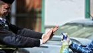 "إحنا نقدر".. شباب يتصدون لكورونا بتعقيم المارة في شوارع مصر