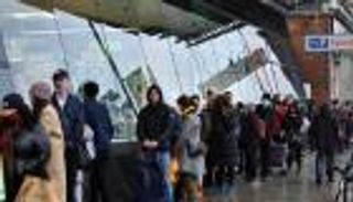 لحظة صادمة.. جنون كورونا يحطم نافذة متجر شهير في لندن