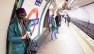 بريطانيا تزيد إجراءاتها الاحترازية لمحاولة احتواء كورونا