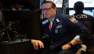 أحد المتعاملين في البورصة الأمريكية