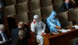 في زمن كورونا.. جلسة برلمانية ببدلة واقية وزفاف بكمامات