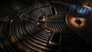 كورونا يمنح "محظوظا" فرصة الانفراد بعرض أوبرا