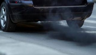 سيارة ينبعث منها دخان - رويترز