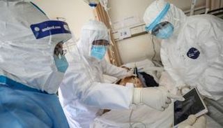 أطباء يشخصون حالة مريض بكورونا
