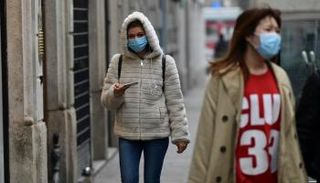 سيدتان تضعان الكمامة وهما في الشارع خوفا من كورونا