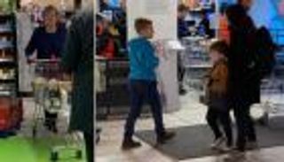 في "زمن كورونا".. ميركل تتسوق بمفردها في برلين