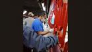 بمجهودات ذاتية.. شباب مصري يشارك في حملات تعقيم ضد كورونا