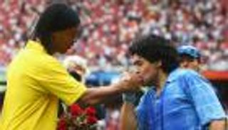 أساطير كرة القدم يحتفلون بعيد ميلاد رونالدينيو