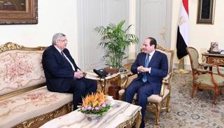 الرئسي المصري عبدالفتاح السيسي مع مستشاره للصحة والوقاية