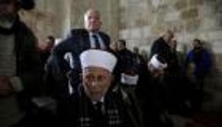 إسرائيل تغرم رئيس أوقاف القدس بزعم إقامة الصلاة بالأقصى