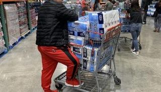 متسوق يشتري كميات كبيرة من ورق التواليت